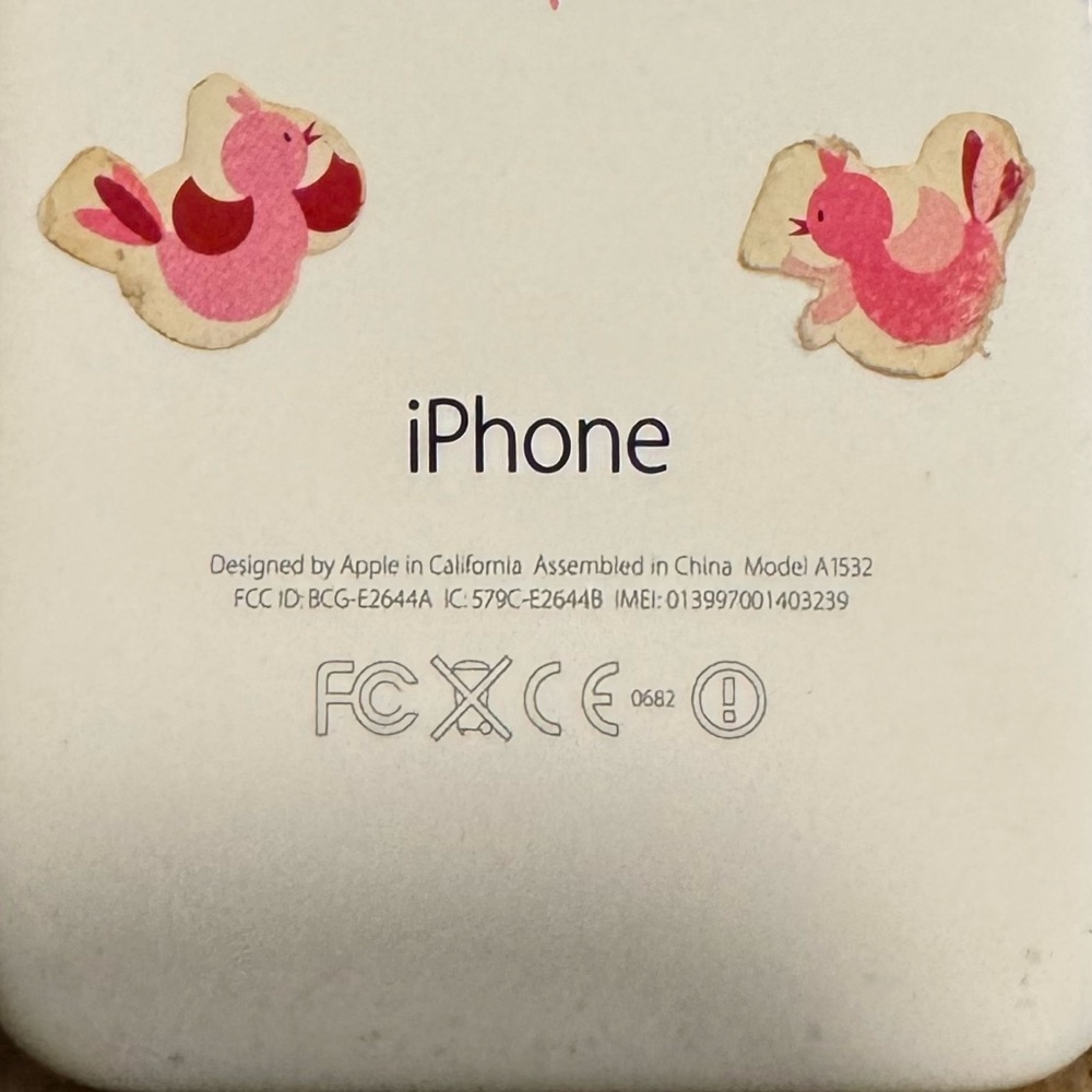 Apple iPhone 5c white 8g with Heart Stickers Turn on - Picture 2 of 4